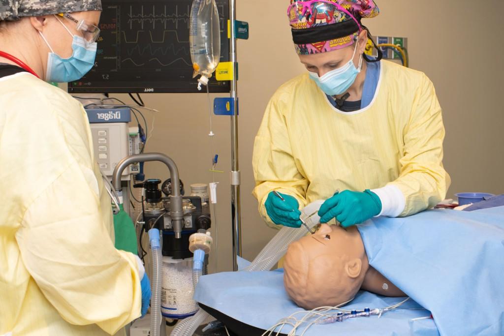两名麻醉护士学生在病人模拟器上练习麻醉